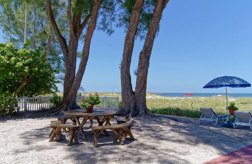 Indian Rocks Beach Cottage | Beachfront Cottages (Patio) at Beautiful Sandy Shores on Gulf of Mexico