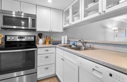 Point East Condo | BEACHFRONT CONDO 2/2nBeautiful views on the no Drive Beach