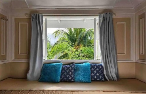 Runaway Bay Apartment | Beachfront Condo at Tropical Island Resort Hotel