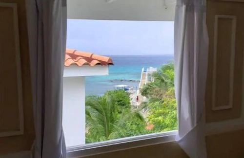 Runaway Bay Apartment | Beachfront Condo at Tropical Island Resort Hotel