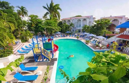 Runaway Bay Apartment | Beachfront Condo at Tropical Island Resort Hotel