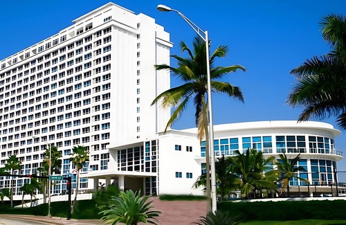 Seybold Apartment | BEACHFRONT CONDO-HOTEL one bedroom + free parking
