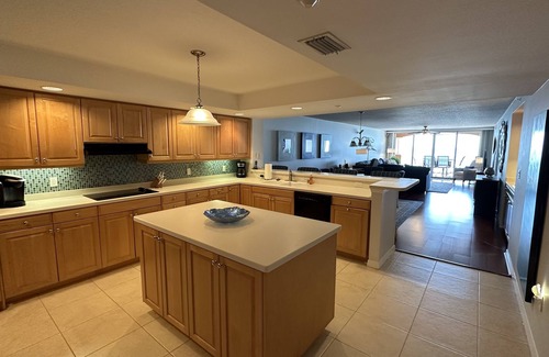 Redington Beach Condo | Beachfront Condo at La Contessa!, 3BD/3BA, Poolside Cabana, Private Fishing Pier