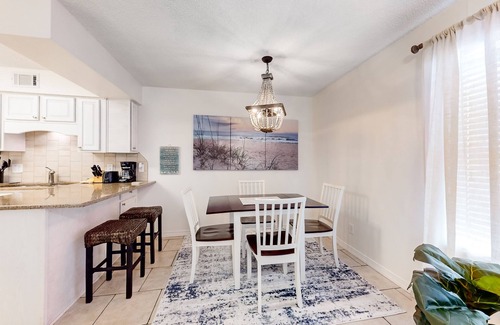Gulf Shores Condo | Beachfront condo with pool, hot tub, beach access & full kitchen