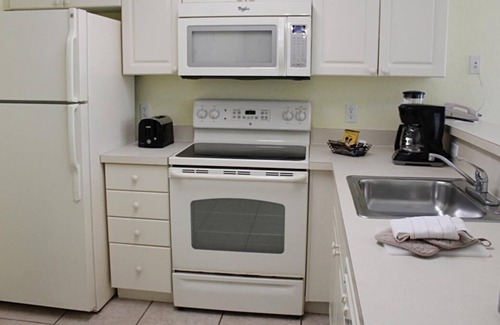 Bostroms Resort | Beachfront Dream! 2 Convenient Units w/Kitchen, Shop at Volusia Mall