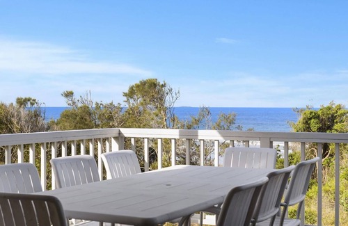 Arrawarra Headland House | Beachfront Family Friendly Property at Mullawarra Beach