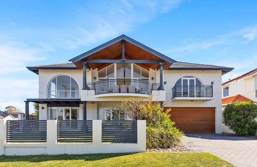 Halls Head House | Beachfront Family Favourite Home with Pool & Views