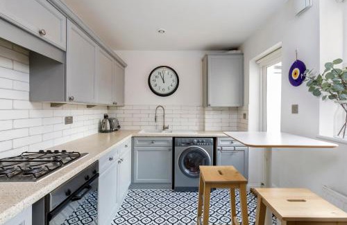 Brighton House | Beachfront Getaway 2-Bedroom House with FREE Private Parking & Patio