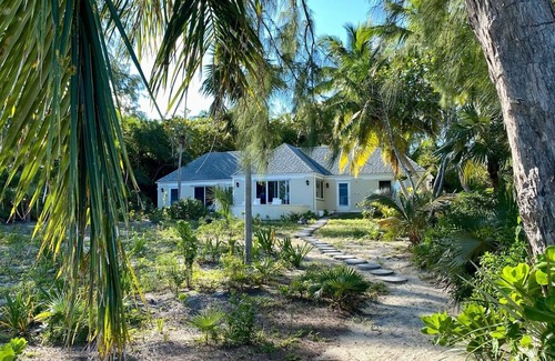 Winding Bay House | Beachfront Getaway on Winding Bay - Pink Sand, Turquoise water