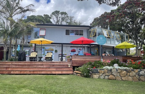 Doubtless Bay Apartment | Beachfront Holiday for you! 2 bedroom sleeps up to 5 Pet Friendly Nautilus House