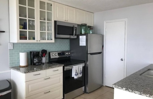 Bermuda Beach House | Beachfront Home! Come enjoy end of summer beachfront vacation!