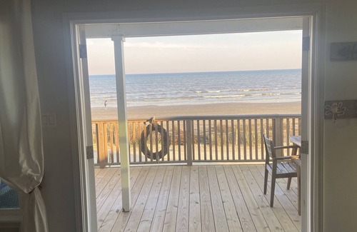 Bermuda Beach House | Beachfront Home! Come enjoy end of summer beachfront vacation!