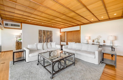 Eastern Honolulu House | Beachfront home with private hot tub, game room, beach views, grill, lanai