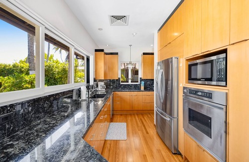 Eastern Honolulu House | Beachfront home with private hot tub, game room, beach views, grill, lanai