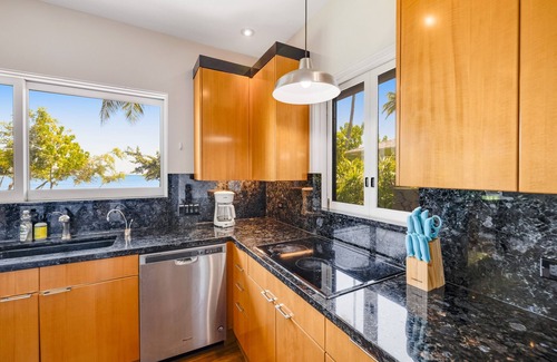 Eastern Honolulu House | Beachfront home with private hot tub, game room, beach views, grill, lanai