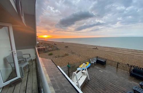 Pevensey House | Beachfront House with 2 Kayaks Sleeps 8