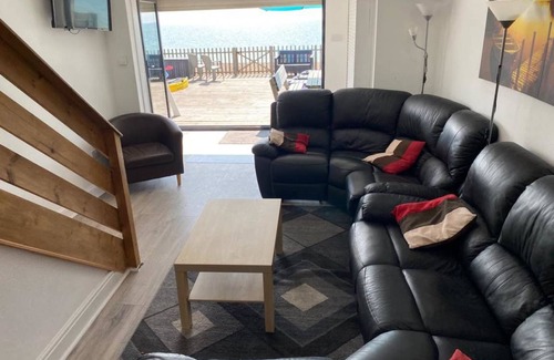 Pevensey House | Beachfront House with 2 Kayaks Sleeps 8