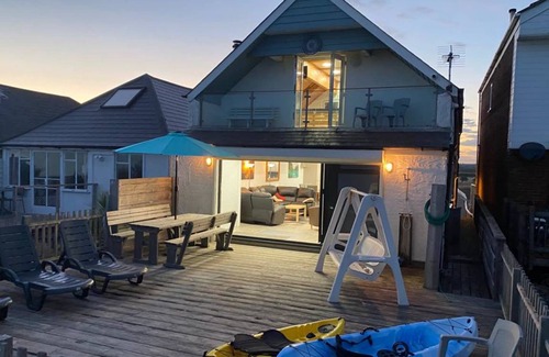 Pevensey House | Beachfront House with 2 Kayaks Sleeps 8