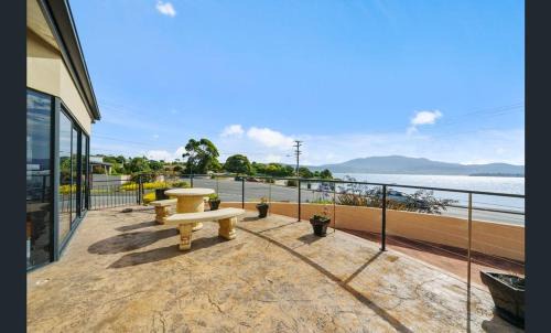Howrah House | Beachfront House near Hobart