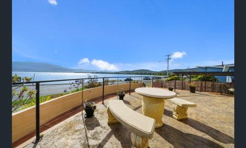 Howrah House | Beachfront House near Hobart