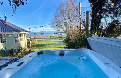 Clinton Apartment | Beachfront I HotTub I Fenced Yard I Kayaks