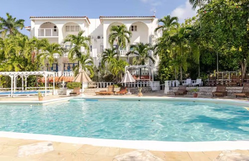 Runaway Bay Apartment | Beachfront I Pool I Wi-Fi I A/C I King Bed I Near Ocho Rios I Onsite Restaurant