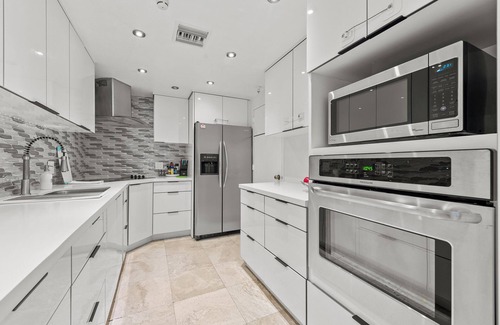 Hollywood South Central Beach Condo | Beachfront Ocean View Balcony Pool Gym