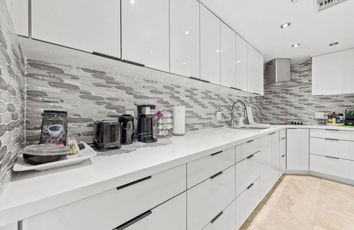 Hollywood South Central Beach Condo | Beachfront Ocean View Balcony Pool Gym