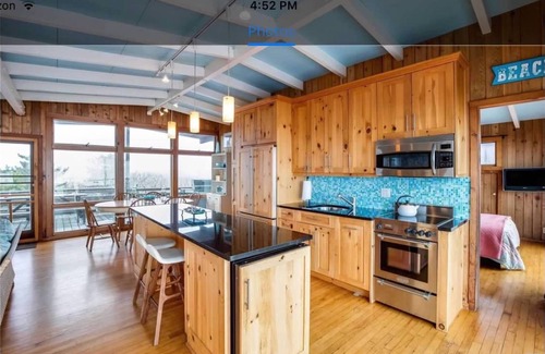 Davis Park House | Beachfront Paradise with private walk to beach