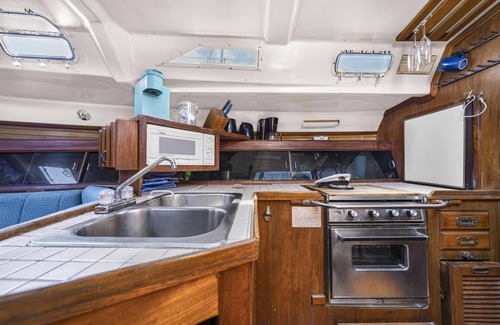Centro - Supmza 001 Boat Rental | Beachfront Private Sailboat w/AC and bathroom