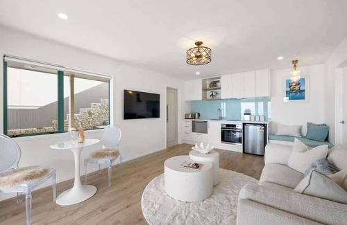 Bell Block Apartment | Beachfront Studio with Sea View