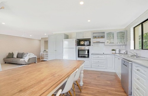 Buddina Apartment | Beachfront styled Apt w pool