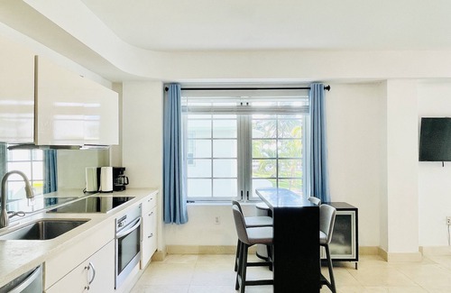 South Beach Apartment | Beachfront Suite in the Carlyle Hotel on Ocean Drive in South Beach Miami