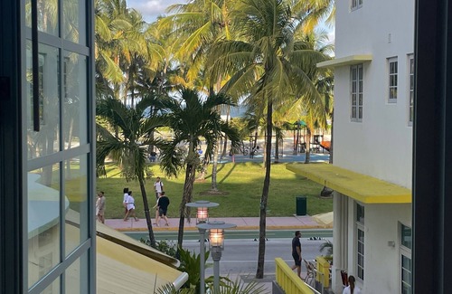 South Beach Apartment | Beachfront Suite in the Carlyle Hotel on Ocean Drive in South Beach Miami