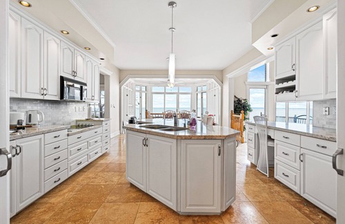 Ontario House | Beachfront Villa across Whisky Run Golf Sleeps 15, 30 mins to Niagara Falls