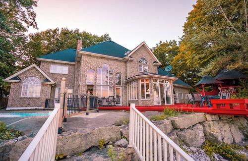 Ontario House | Beachfront Villa across Whisky Run Golf Sleeps 15, 30 mins to Niagara Falls