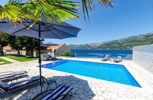 Cove Tri Zala (Zrnovo) Villa | Beachfront Villa Gabriela with Pool
