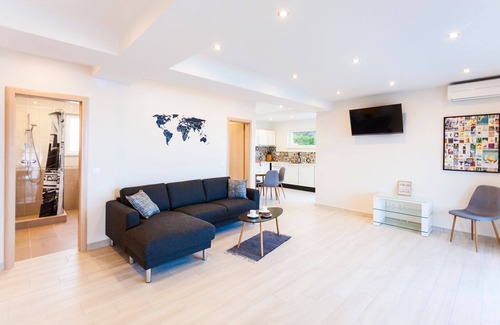 Potirna Villa | Beachfront Villa Sea Sound with Pool