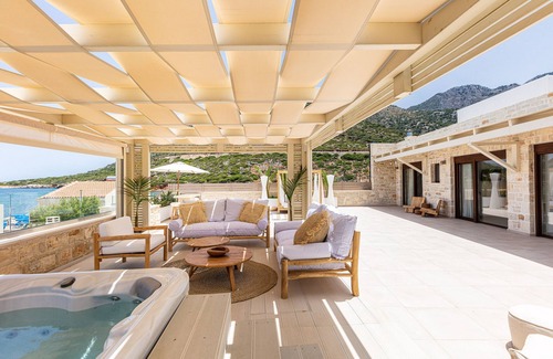 Bali Villa | Beachfront villa with daily cleaning, sauna & gym by etouri