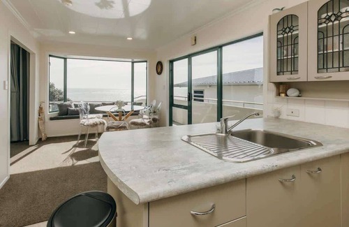 Bell Block House | Beachfront Wanaka Beachhouse with Views