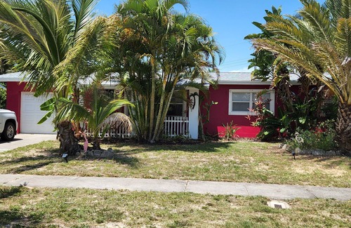 Indialantic House | Beachside Beach Retreat-Walk to the beach!(Pet-friendly)