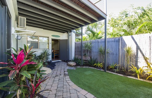 Nelly Bay Cottage | Beachside Cottage - A Private Peaceful Hidden Gem