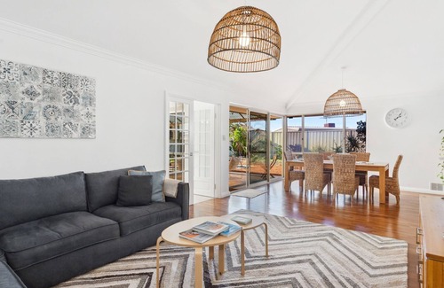 Halls Head House | Beachside Family & Pet Friendly Casa Del Caravel