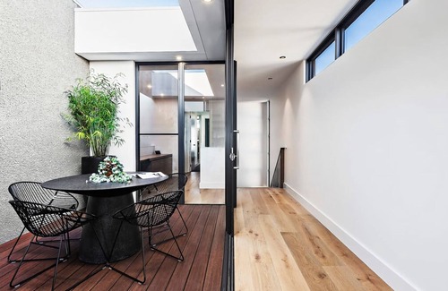 Chelsea House | Beachside Lane | Luxury On the Beach with Views