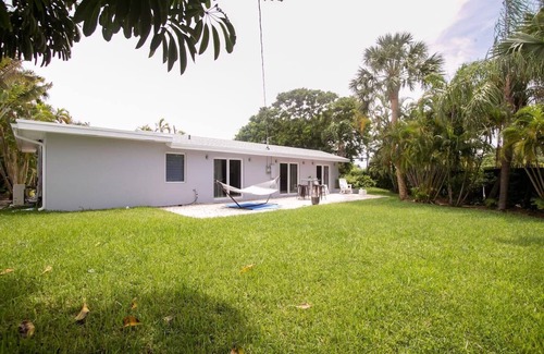 Harbor Beach House | Beachside Oasis in Prime Location w/Pool & Gardennn
