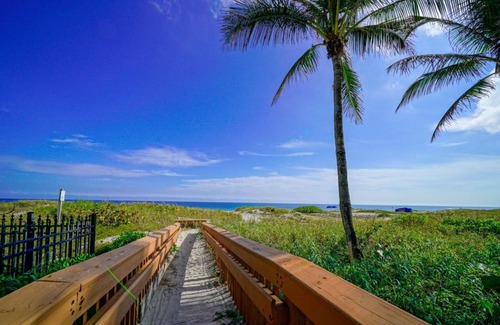 Boca Raton Apartment | Beachside Rental w/Balcony & Pool