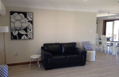 Scarness House | Beachside Retreat on Freshwater St, one street from the Beachfront. Free wifi