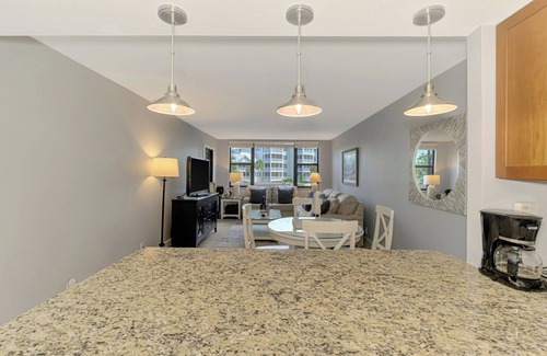Downtown Condo | Beachy 1 bedroom/1 bath unit - Fully equipped for your beach vacation!