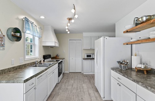 Milton House | Beachy & Breezy - Perfect Fall Escape