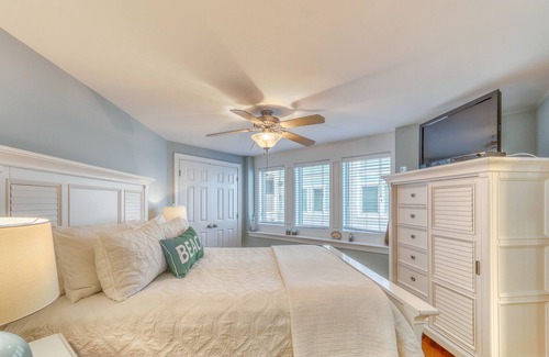 Tybee Island Condo | Beachy condo w/ shared rooftop pool & furnished balcony - steps from the ocean!